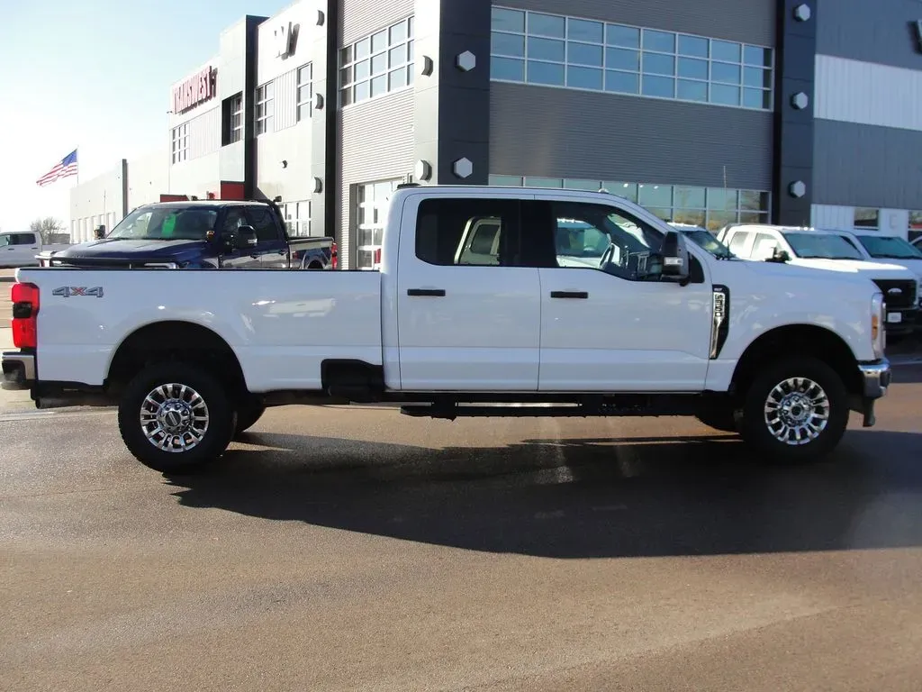 2024 Ford Super Duty F-350 XLT | Photo 5 of 17