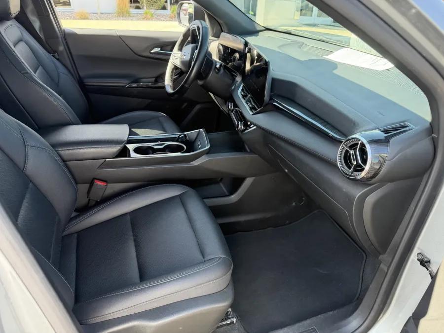 2025 Chevrolet Equinox AWD LT | Photo 10 of 18