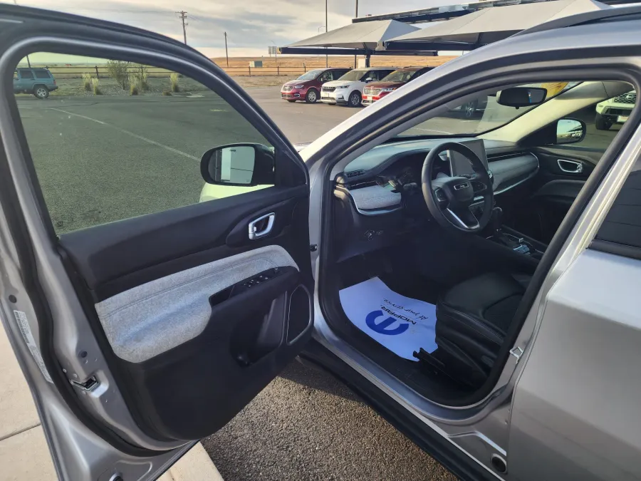 2022 Jeep Compass Latitude | Photo 8 of 22