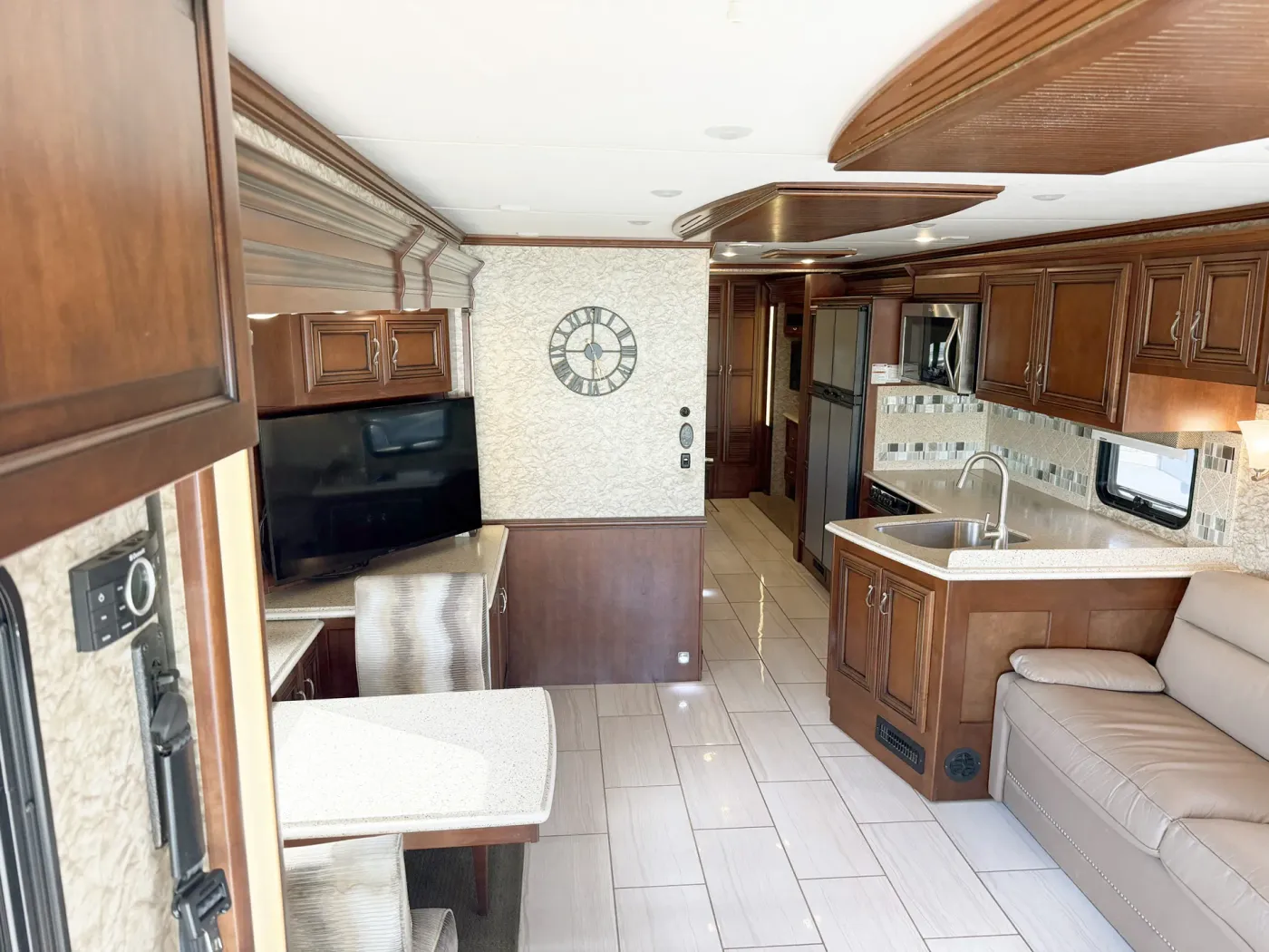 2015 Newmar Ventana 3436 | Photo 2 of 19