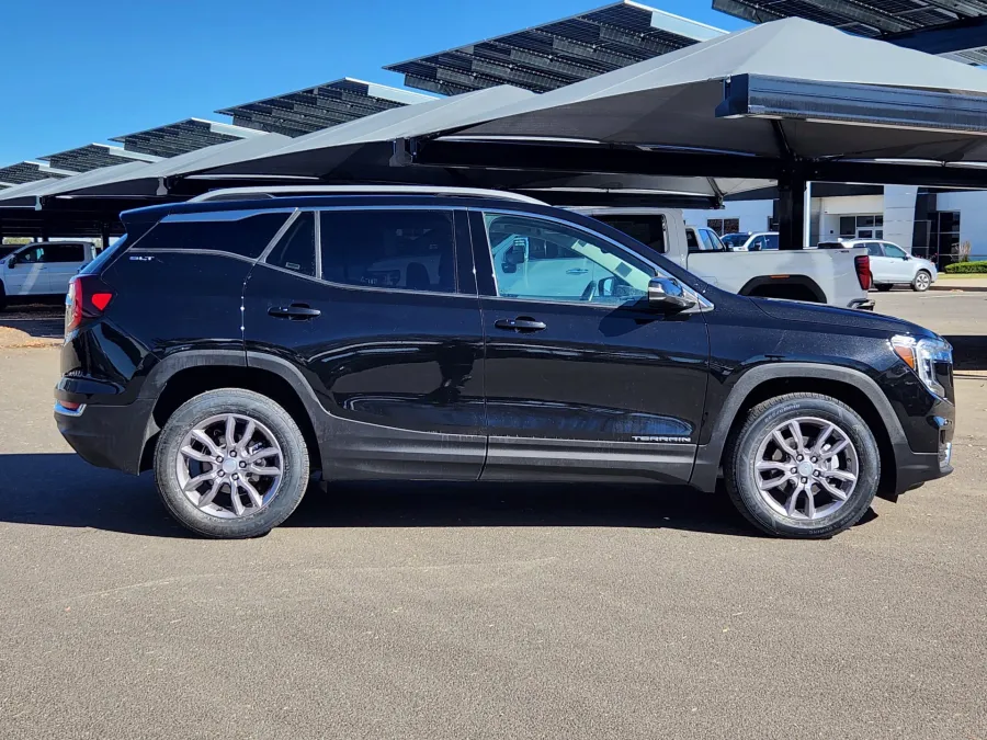 2024 GMC Terrain SLT | Photo 1 of 28