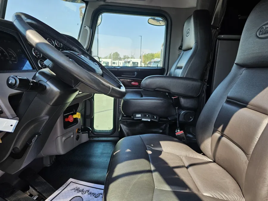 2022 Peterbilt 389 | Photo 10 of 23