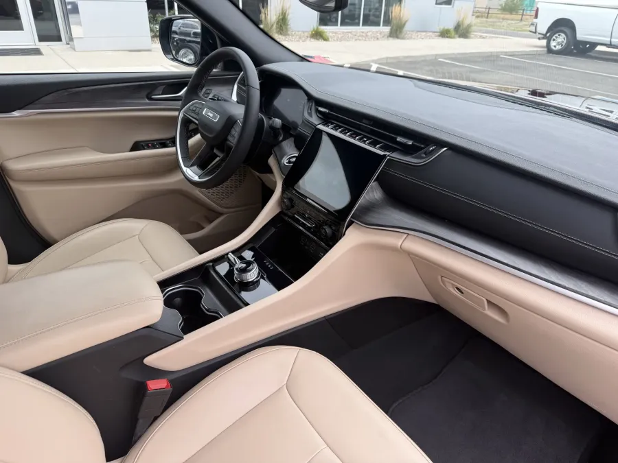 2024 Jeep Grand Cherokee L Limited | Photo 15 of 23