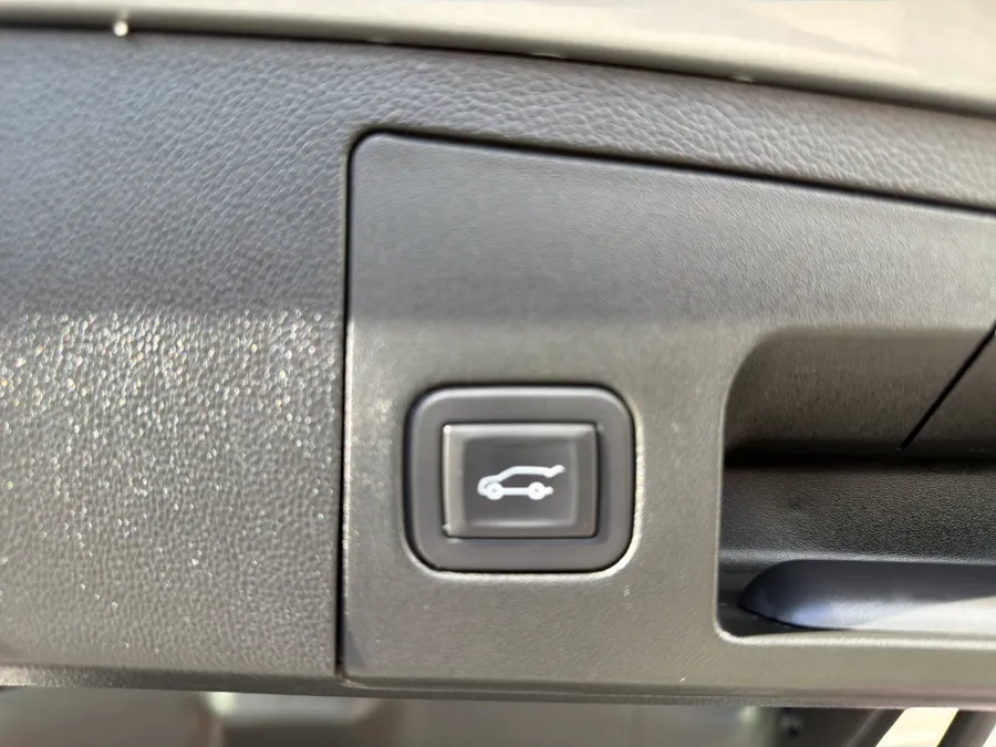 2025 Cadillac XT4 AWD Premium Luxury | Photo 9 of 21