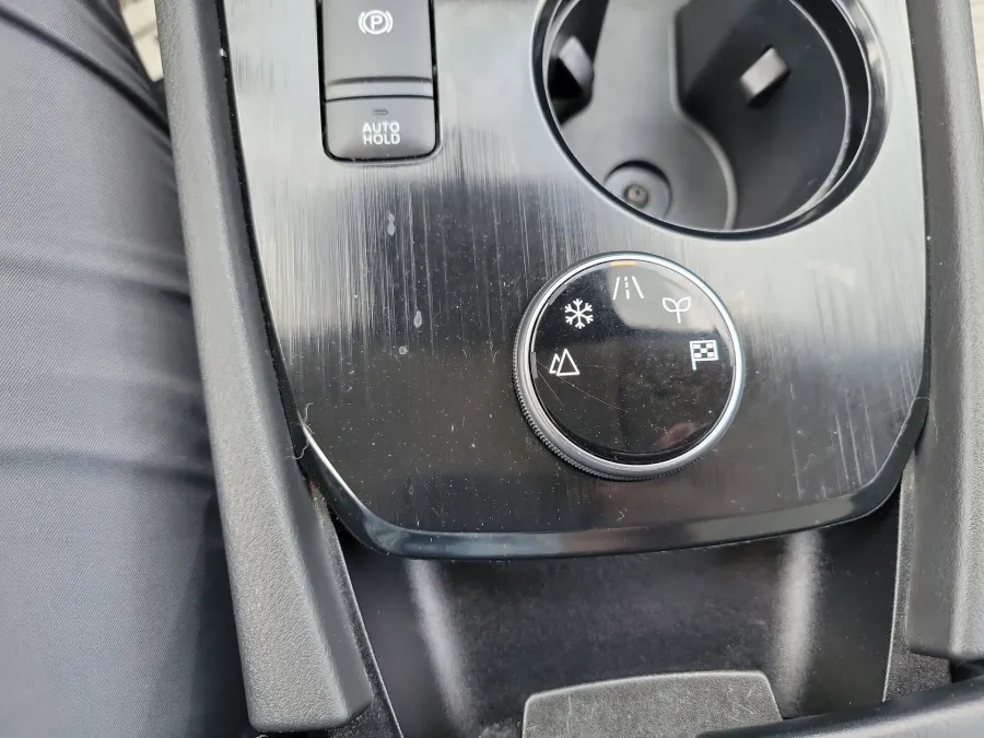 2023 Nissan Rogue SV | Photo 14 of 17