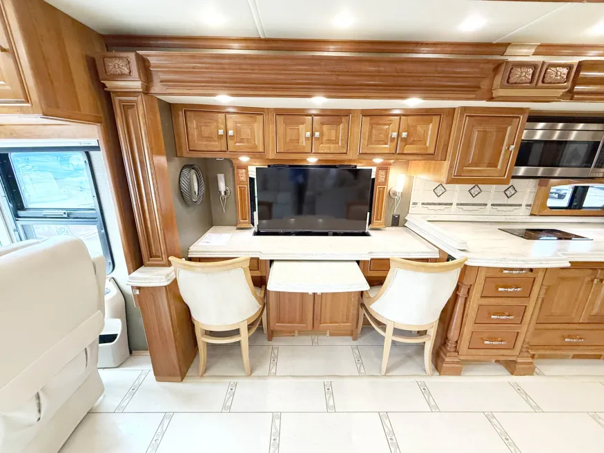 2013 Tiffin Zephyr | Photo 9 of 32