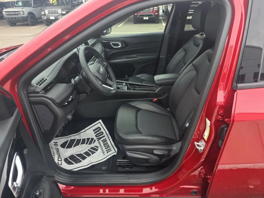 2026 Jeep Compass Latitude Altitude | Photo 9 of 24