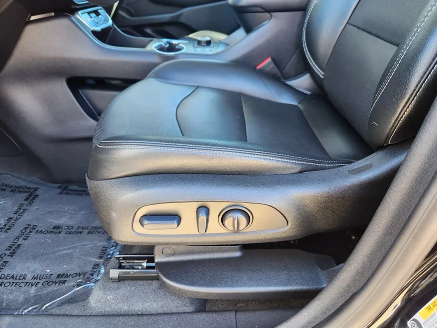 2024 GMC Terrain SLT | Photo 9 of 28