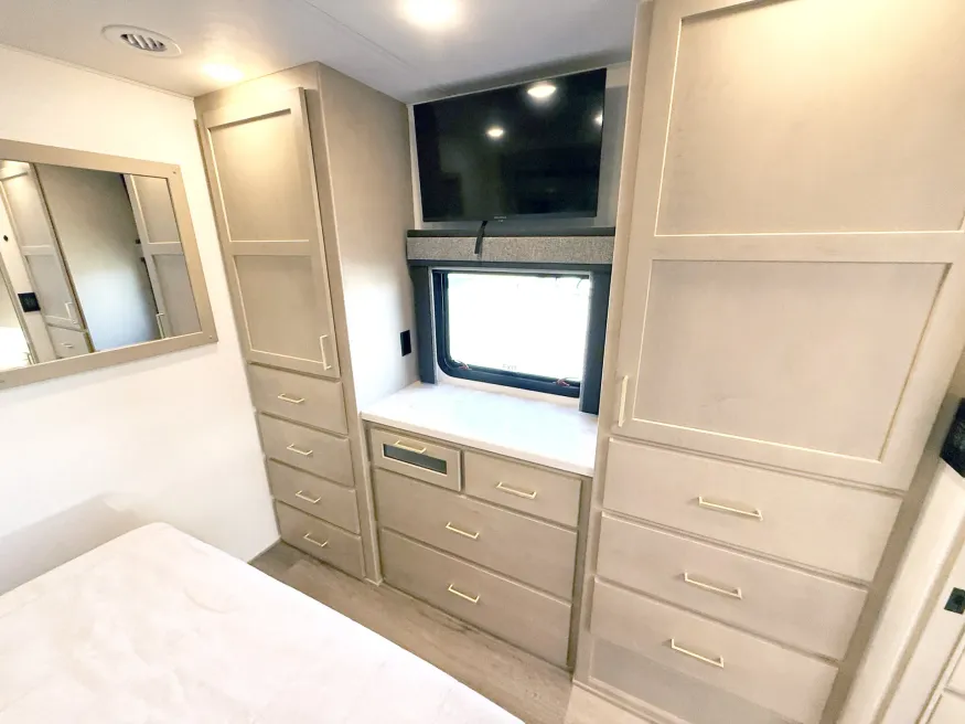 2026 Renegade Valencia 36SB | Photo 16 of 25