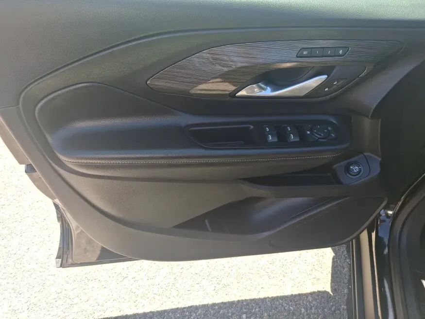 2024 GMC Terrain SLT | Photo 11 of 20