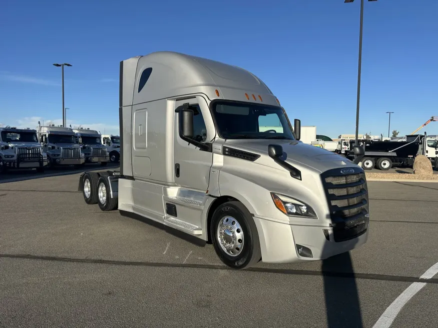 2023 Freightliner Cascadia | Photo 3 of 21