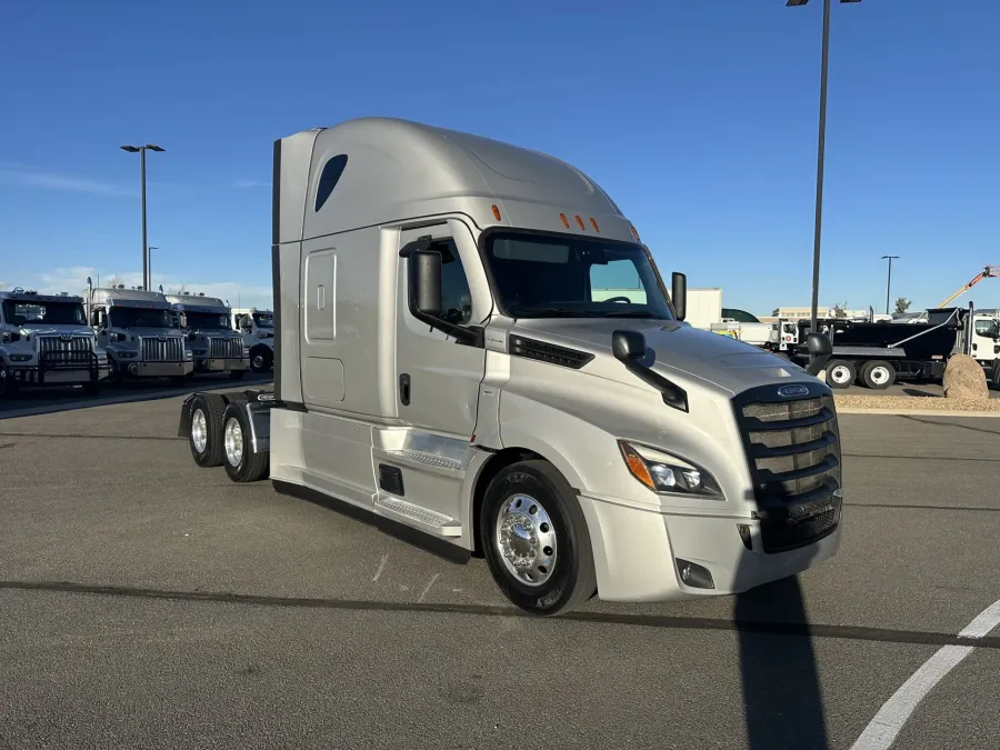 2023 Freightliner Cascadia | Photo 3 of 21