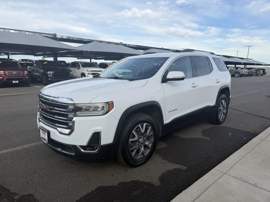 2023 GMC Acadia SLT | Photo 3 of 22