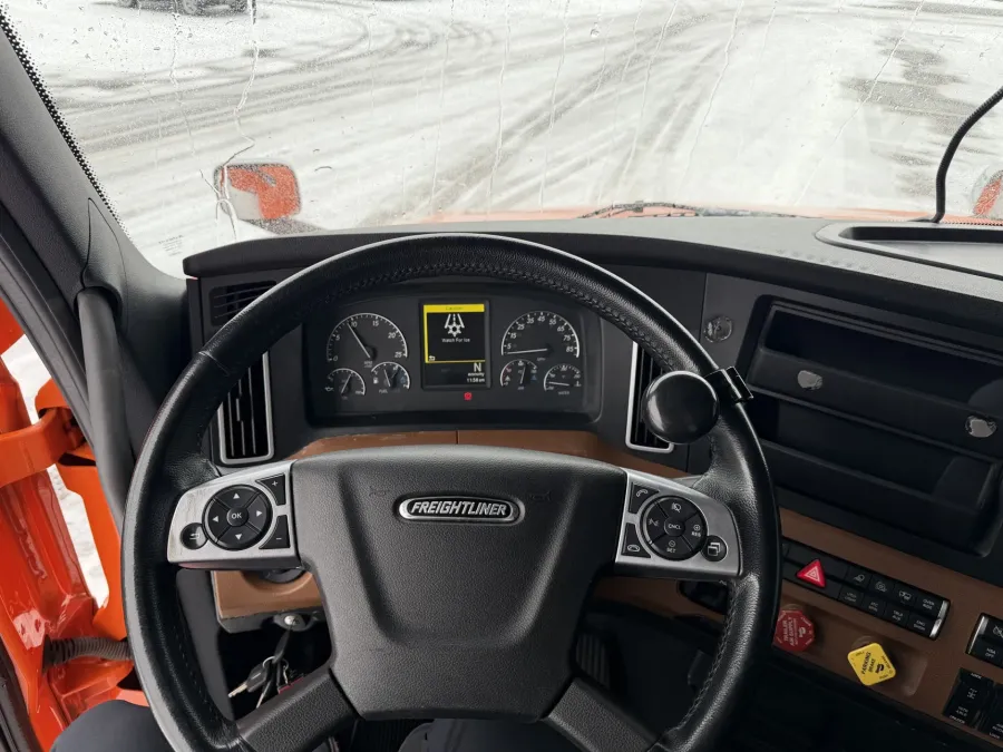 2022 Freightliner Cascadia | Photo 6 of 10