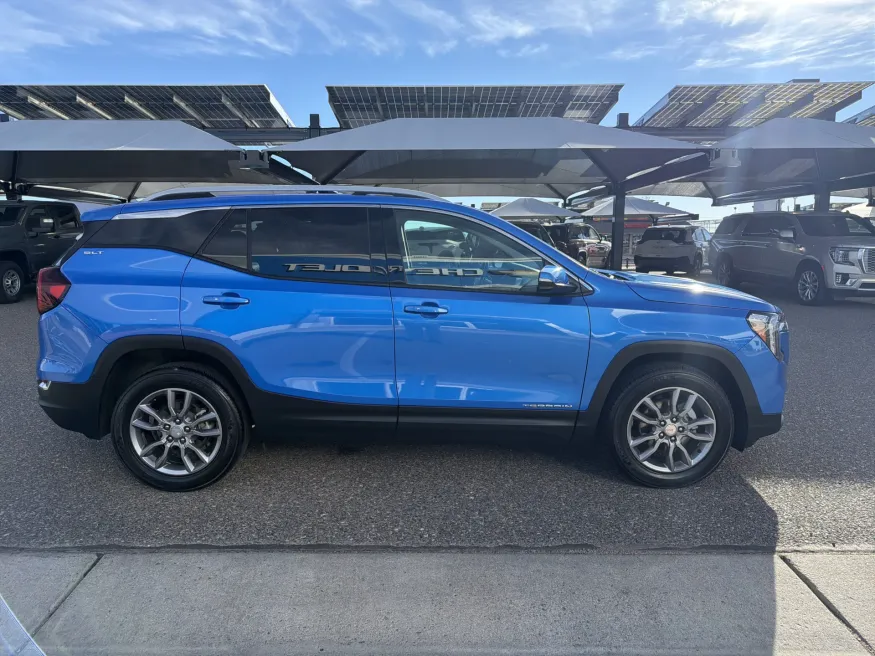 2024 GMC Terrain SLT | Photo 5 of 22