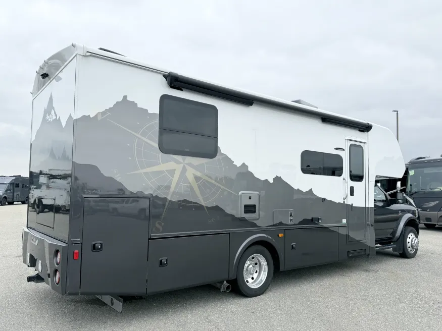 2024 Dynamax Isata 28SS | Photo 15 of 24