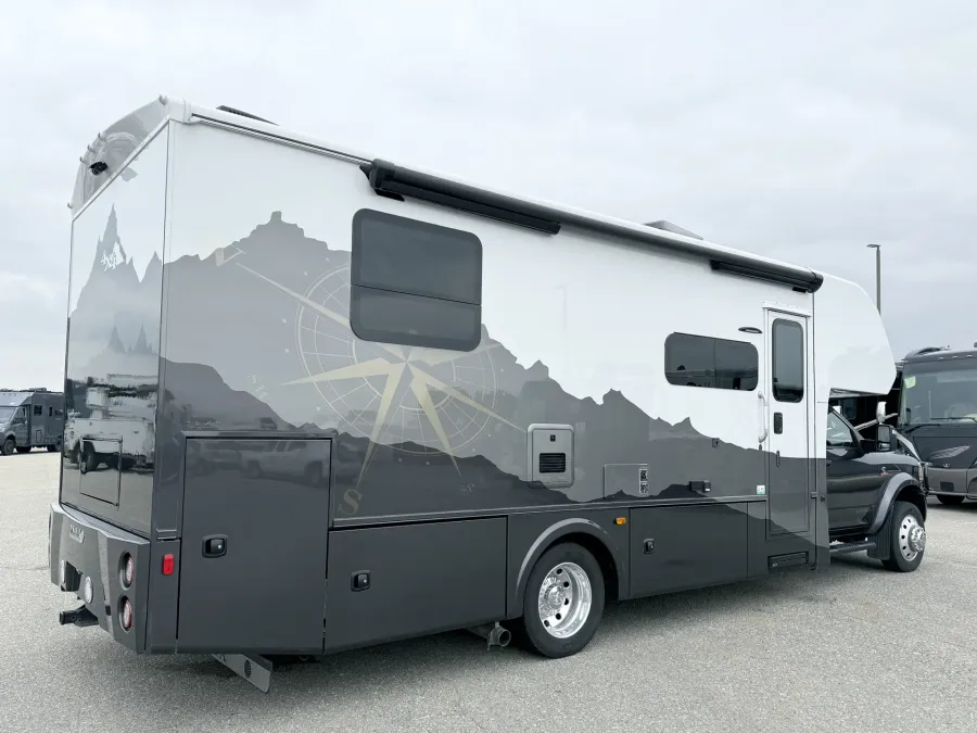 2024 Dynamax Isata 28SS | Photo 15 of 24