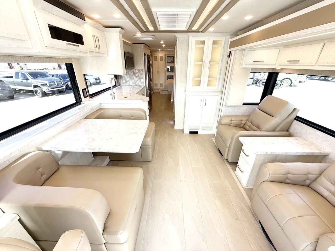 2022 Newmar New Aire 3543 | Photo 4 of 31