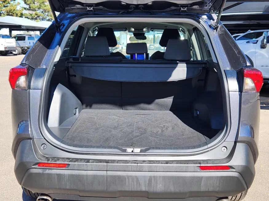 2025 Toyota RAV4 Hybrid XLE | Photo 16 of 30