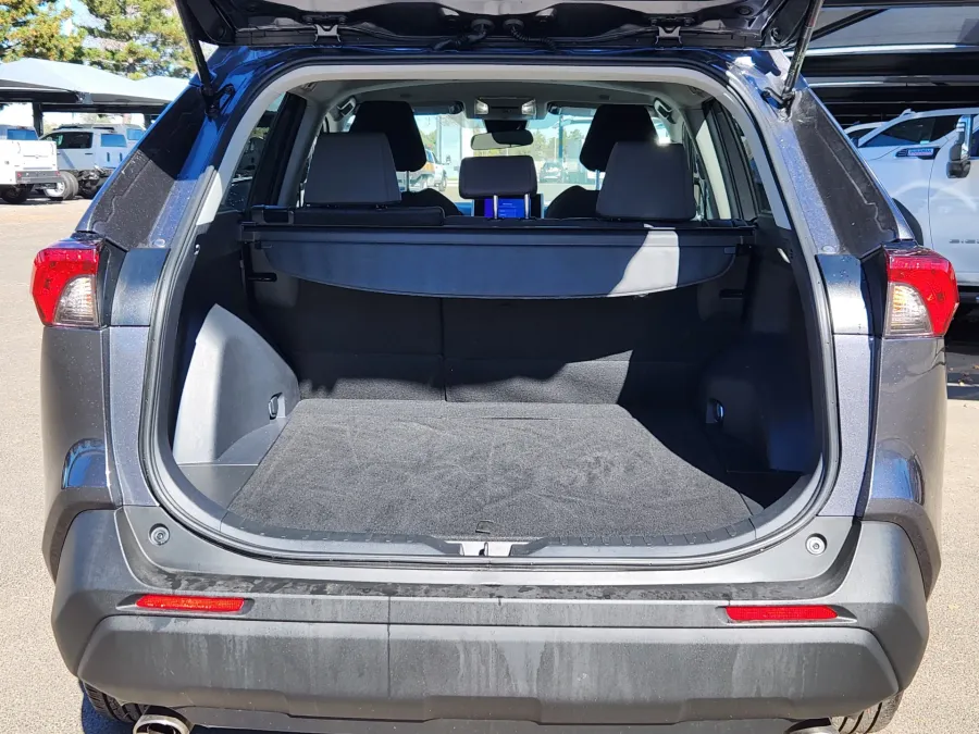 2025 Toyota RAV4 Hybrid XLE | Photo 16 of 30