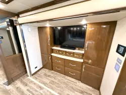 2018 Newmar King Aire 4553 | Thumbnail Photo 14 of 33