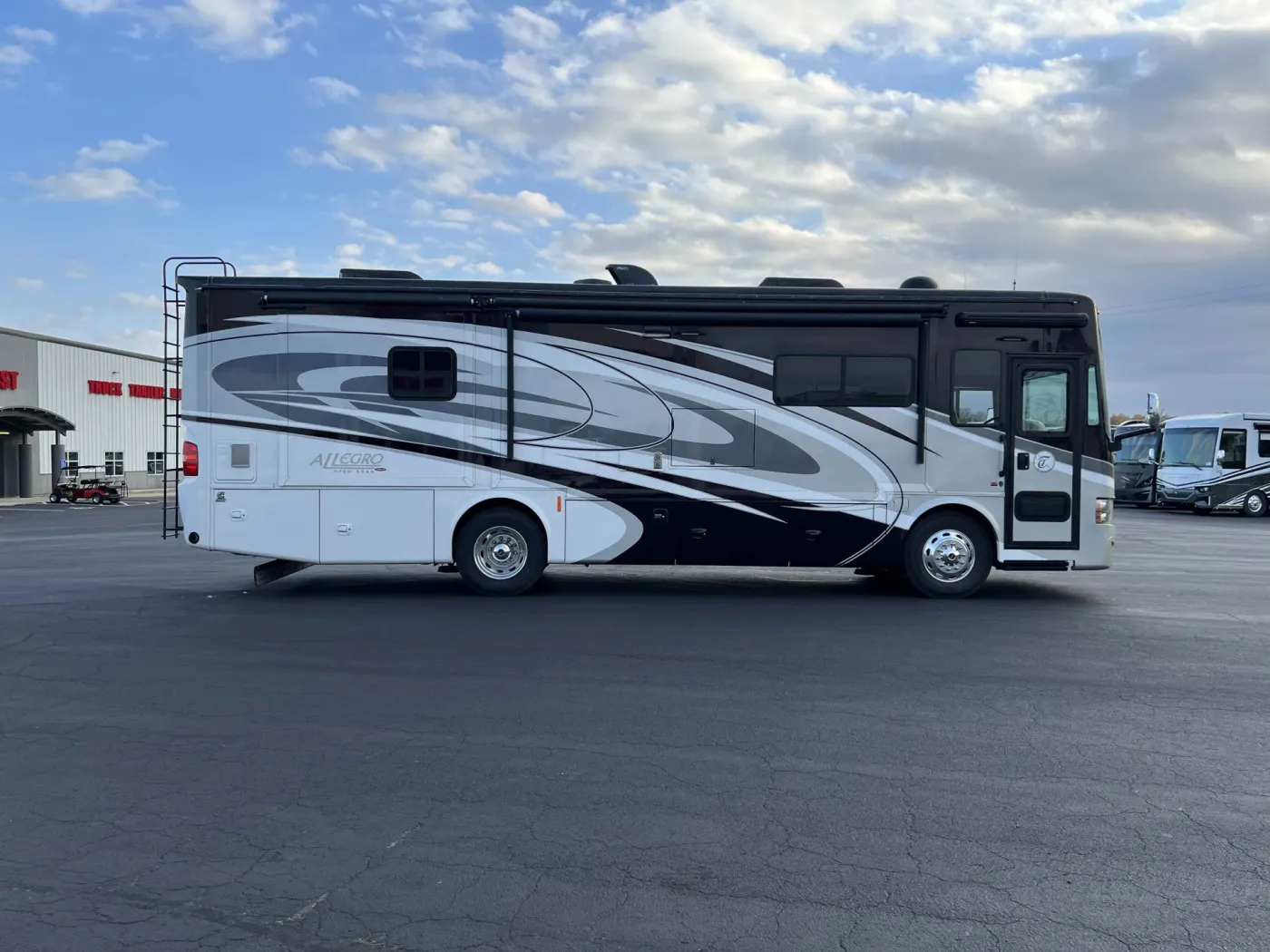 2016 Tiffin Allegro Red 33AA | Photo 4 of 20