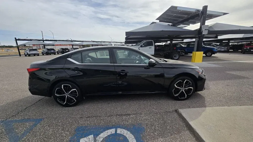 2024 Nissan Altima | Photo 4 of 27