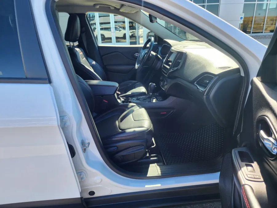 2021 Jeep Cherokee Trailhawk | Photo 16 of 26