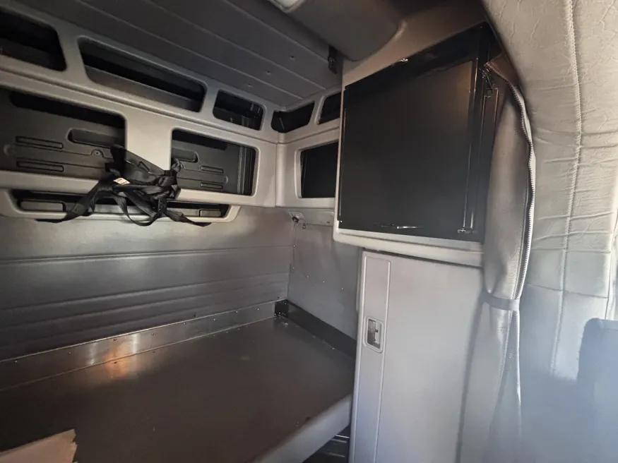 2022 Peterbilt 389 | Photo 16 of 18