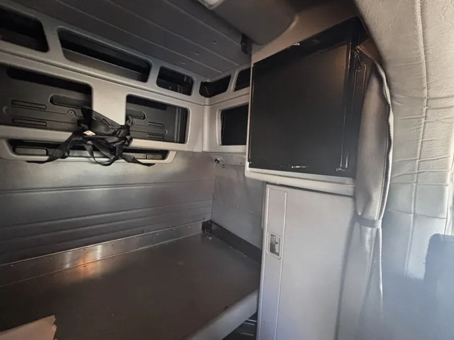 2022 Peterbilt 389 | Photo 16 of 18