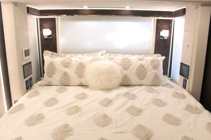 2023 Emerald Prevost H3-45 Triple Slide | Photo 13 of 22