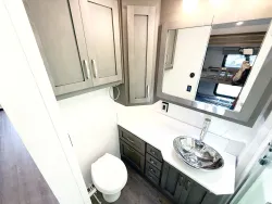 2027 Newmar Bay Star 3640 | Thumbnail Photo 15 of 31