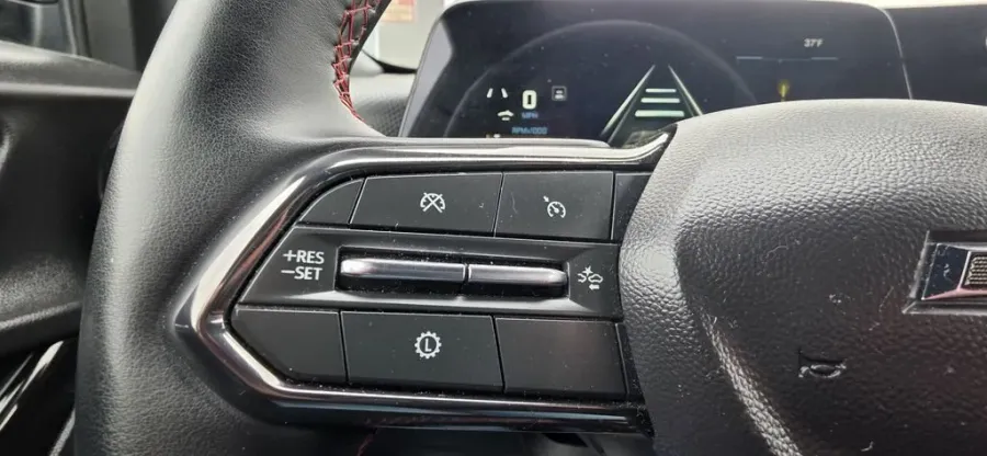 2025 Chevrolet Equinox | Photo 16 of 28