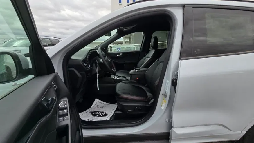 2026 Ford Escape Hybrid | Photo 15 of 32