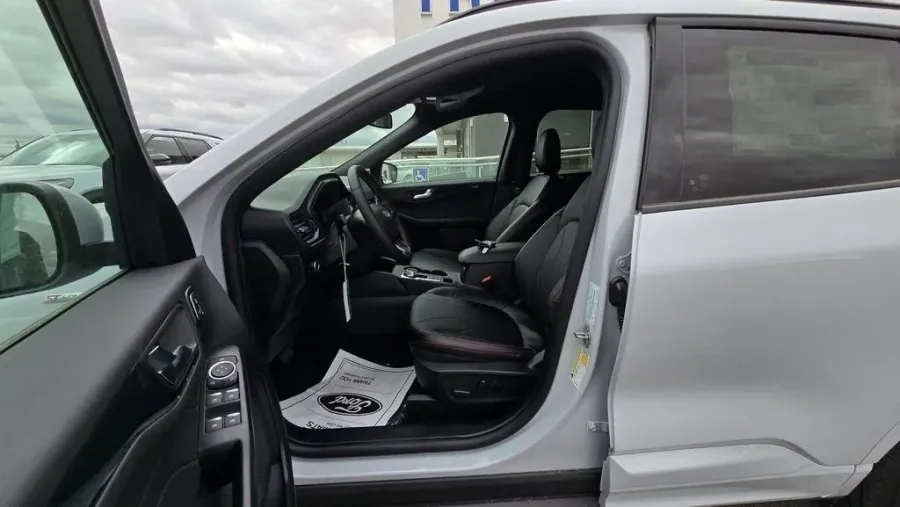 2026 Ford Escape Hybrid | Photo 15 of 32