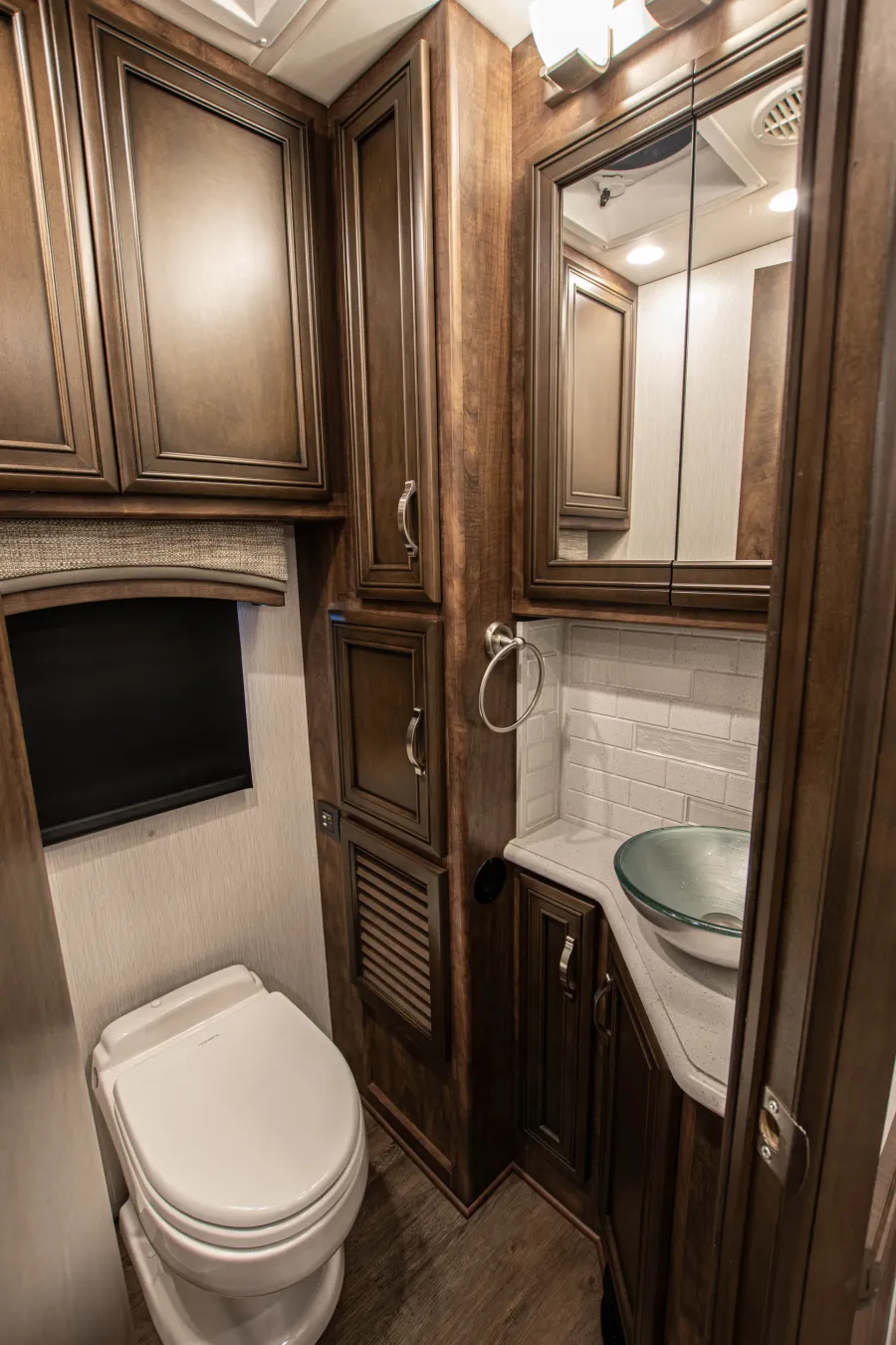 2024 Newmar Kountry Star 3709 | Photo 20 of 25