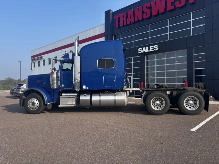 2022 Peterbilt 389 | Photo 9 of 18