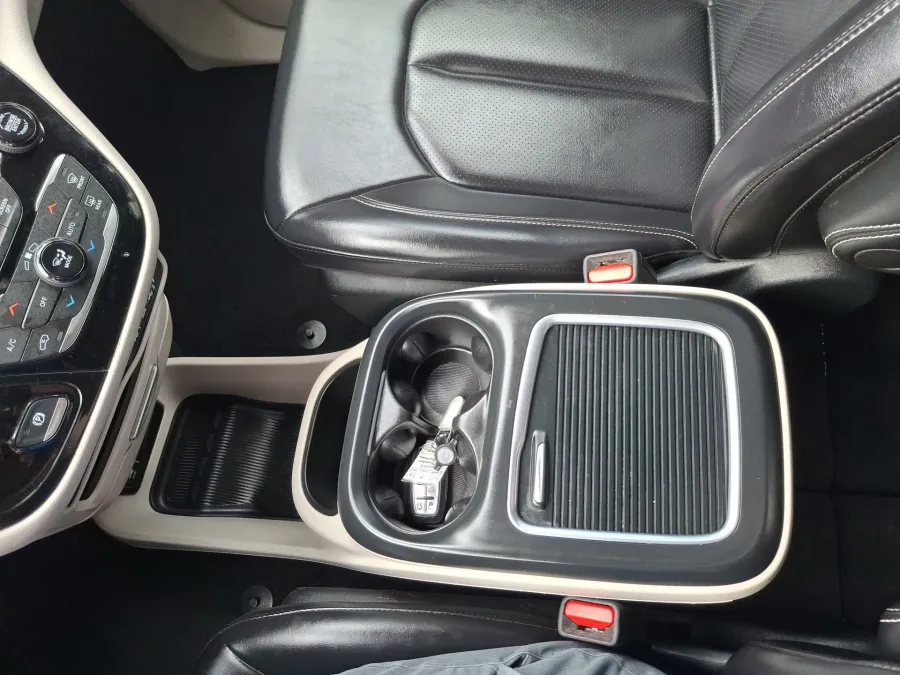 2023 Chrysler Pacifica Touring L | Photo 21 of 23