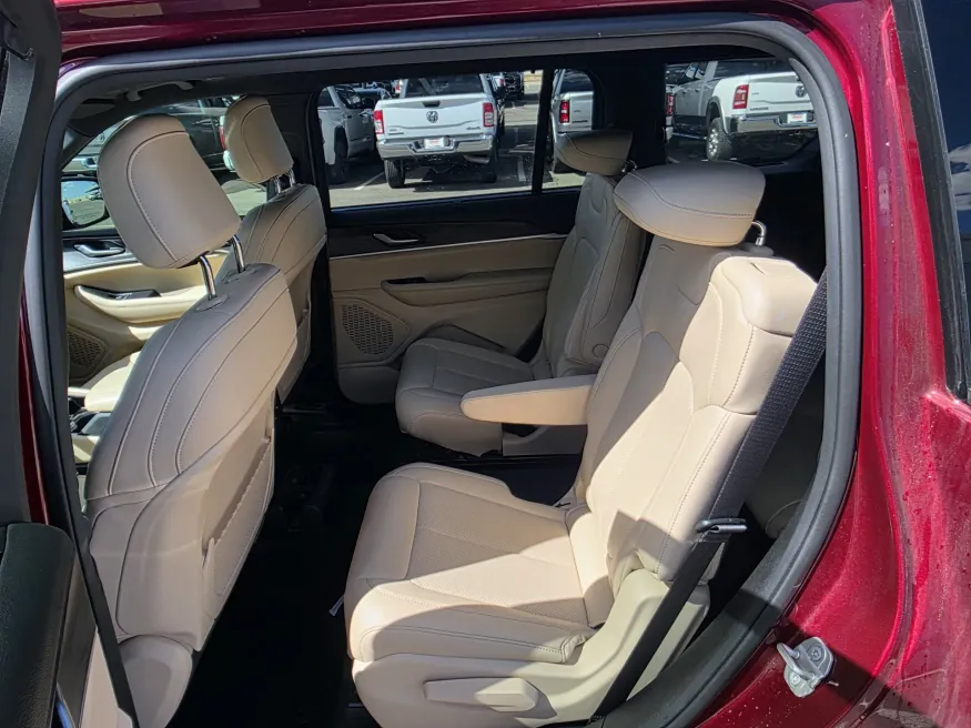 2023 Jeep Grand Cherokee L Limited | Photo 12 of 29