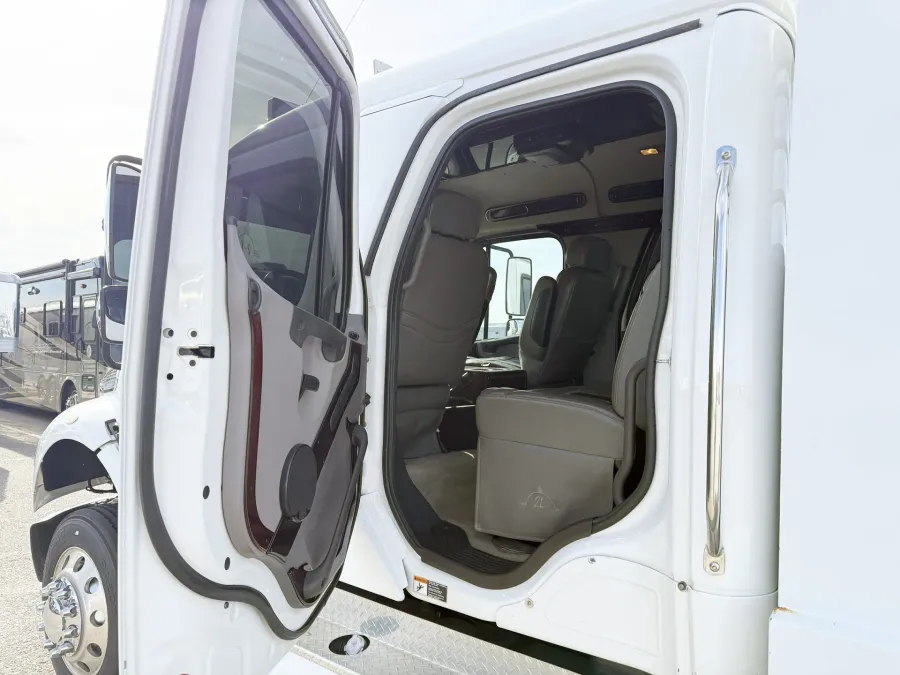 2015 Freightliner M2 106 2L Hauler | Photo 7 of 20