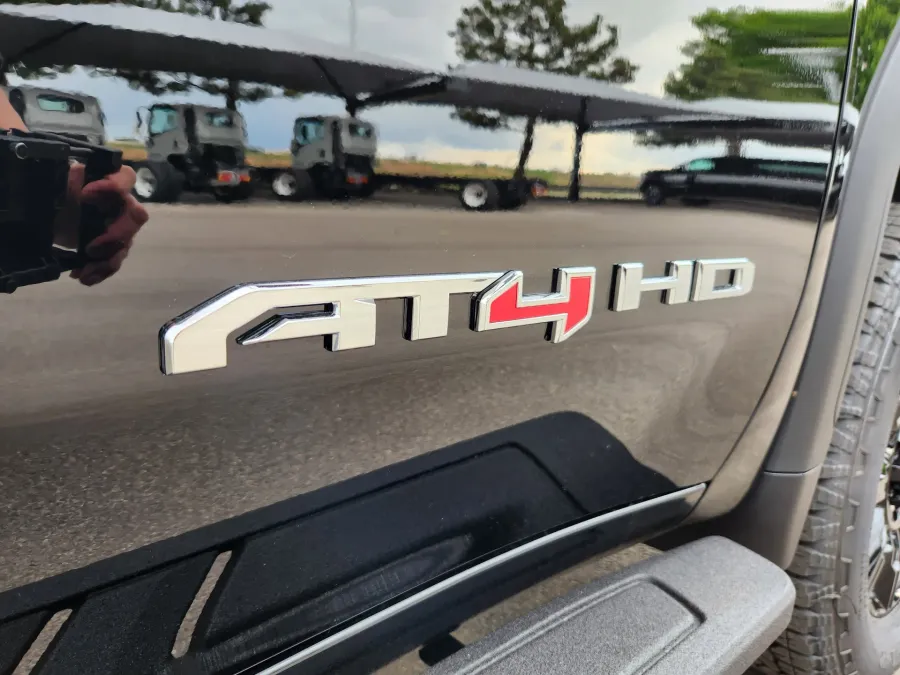 2025 GMC Sierra 2500HD AT4 | Photo 19 of 32