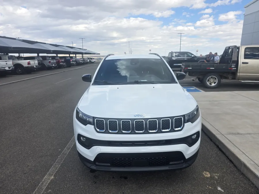 2024 Jeep Compass Latitude | Photo 2 of 21