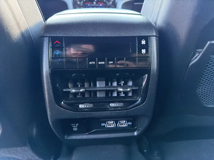 2024 Jeep Grand Cherokee L Altitude | Photo 12 of 23