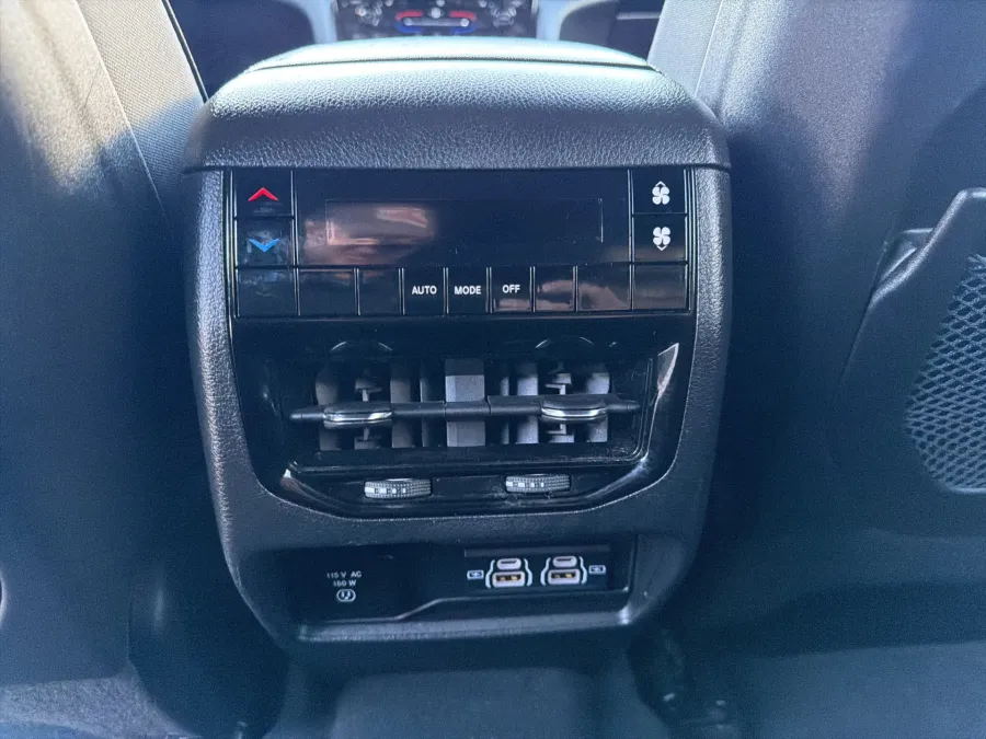 2024 Jeep Grand Cherokee L Altitude | Photo 12 of 23