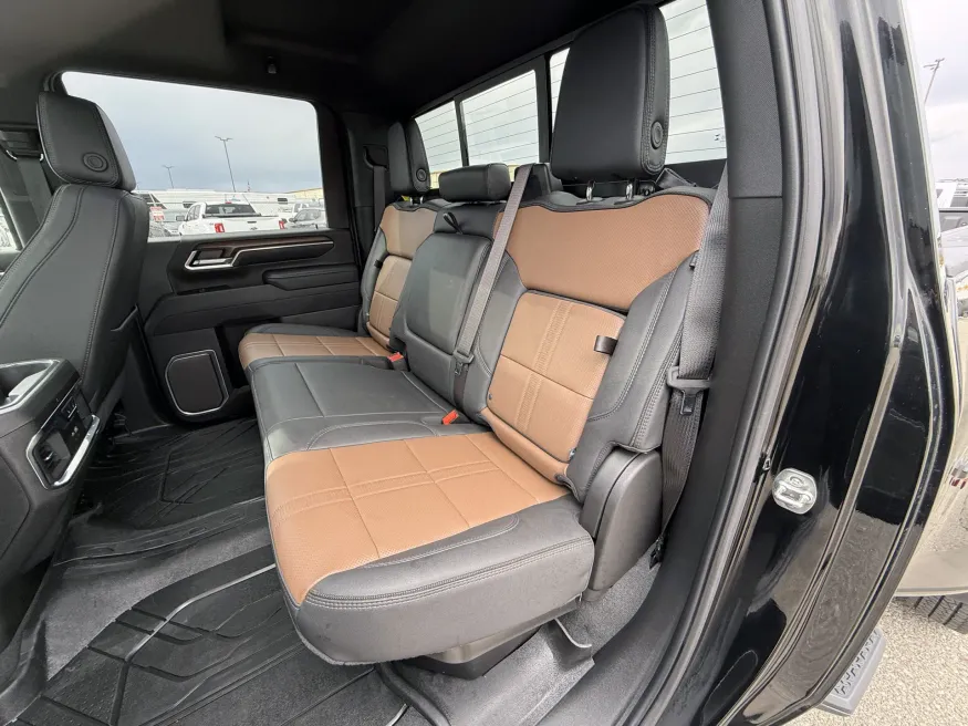 2025 Chevrolet Silverado 3500HD High Country | Photo 10 of 23