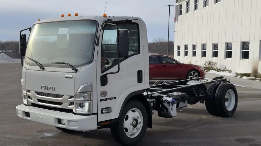 2024 Isuzu NRR | Photo 1 of 17