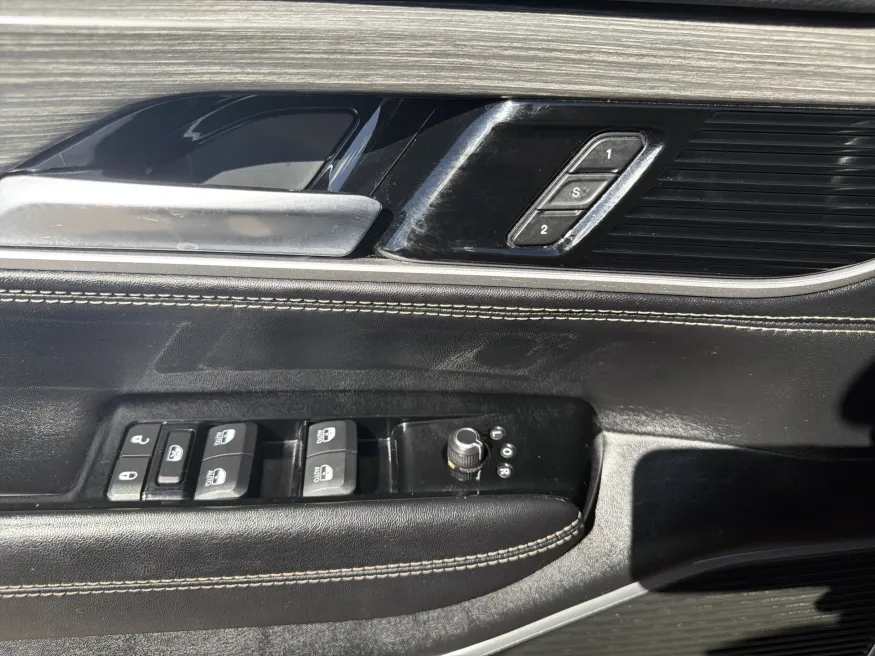 2024 Jeep Wagoneer Series II | Photo 14 of 22