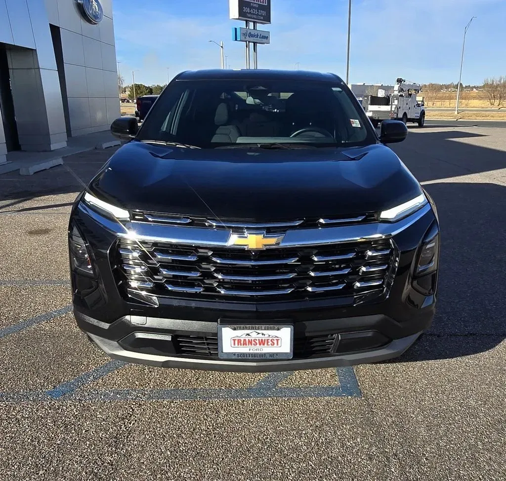 2025 Chevrolet Equinox | Photo 2 of 30