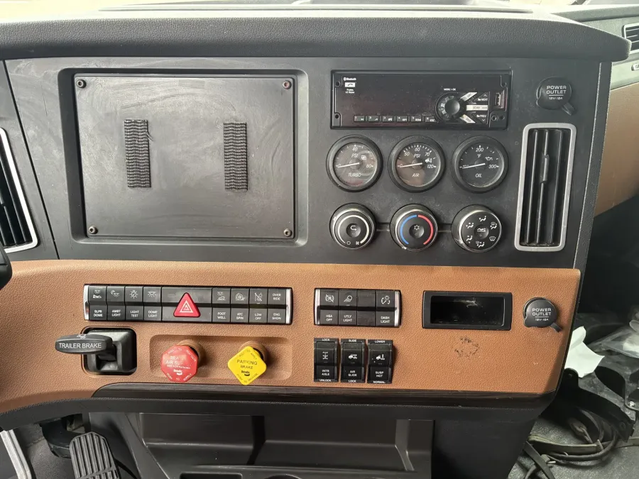 2019 Freightliner Cascadia 126 | Photo 8 of 10