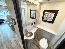 2025 Thor Palazzo GT 33.6 | Thumbnail Photo 13 of 30